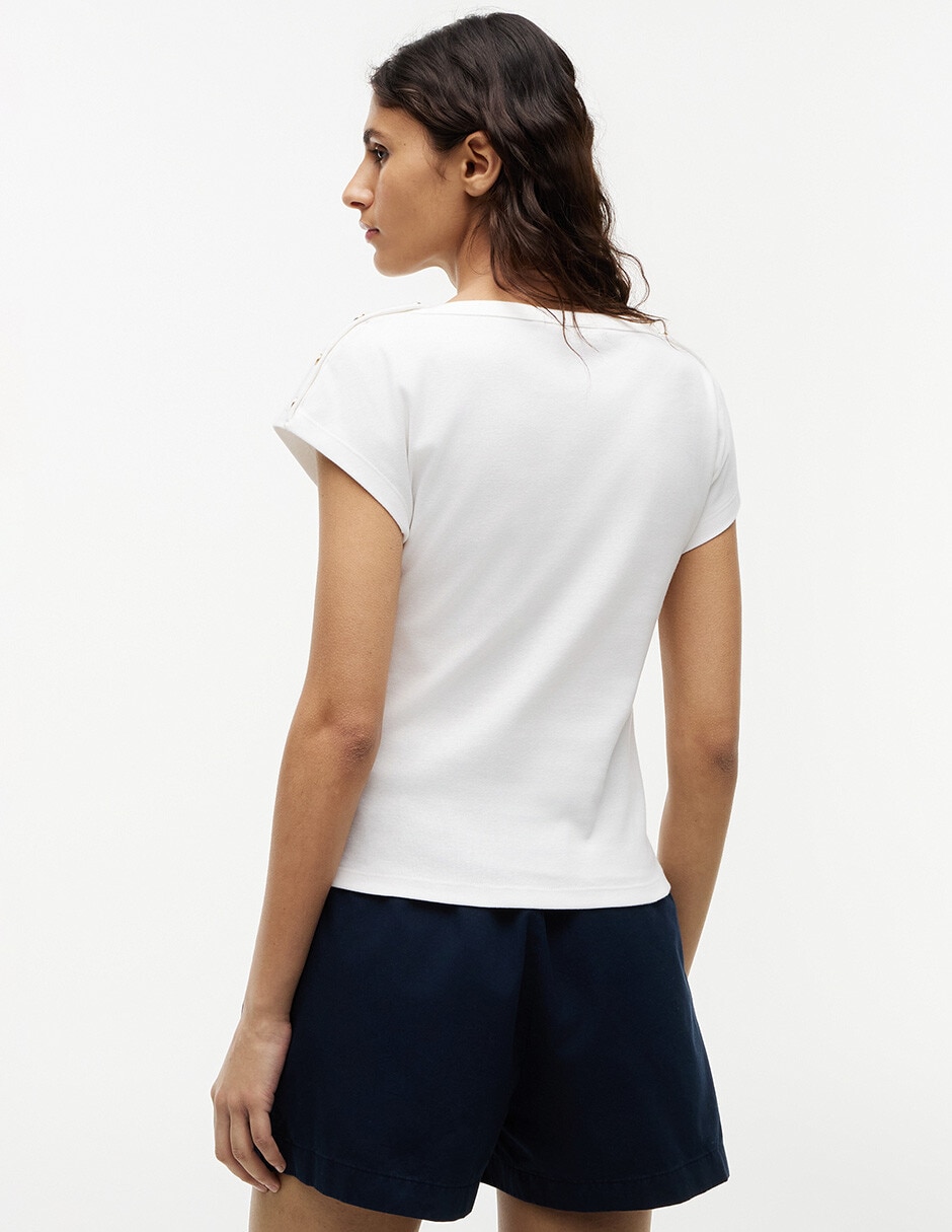 Playera manga corta Gold Button cuello redondo para mujer 2