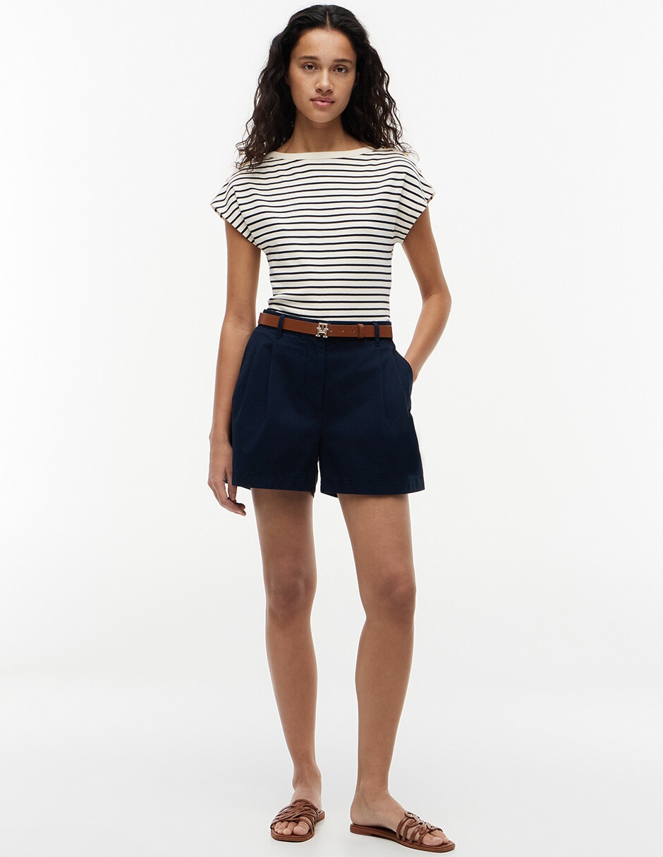 Playera manga corta Gold Button cuello redondo para mujer 4