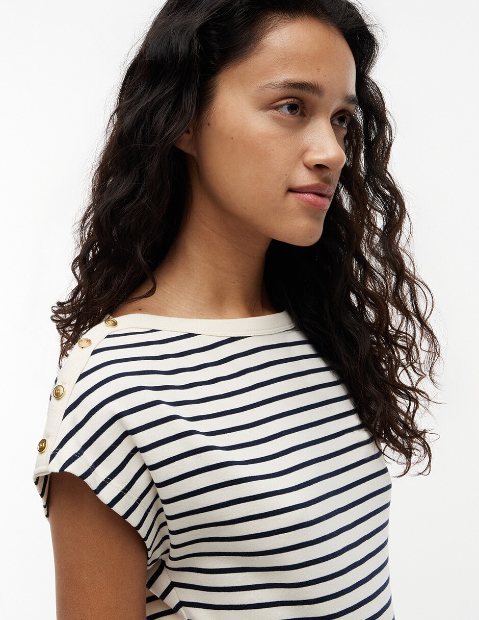 Playera manga corta Gold Button cuello redondo para mujer 3