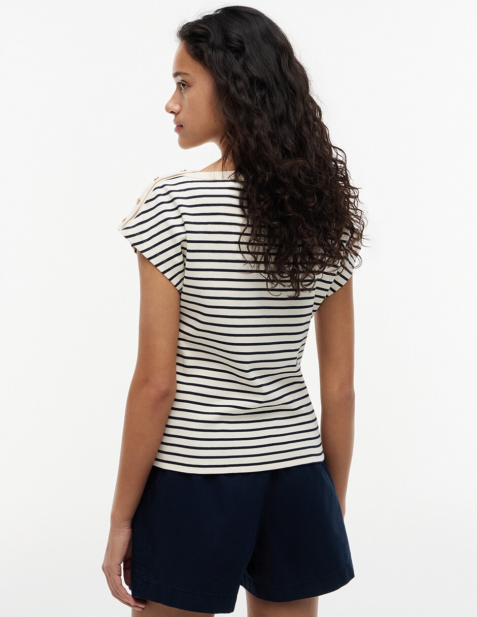 Playera manga corta Gold Button cuello redondo para mujer 2