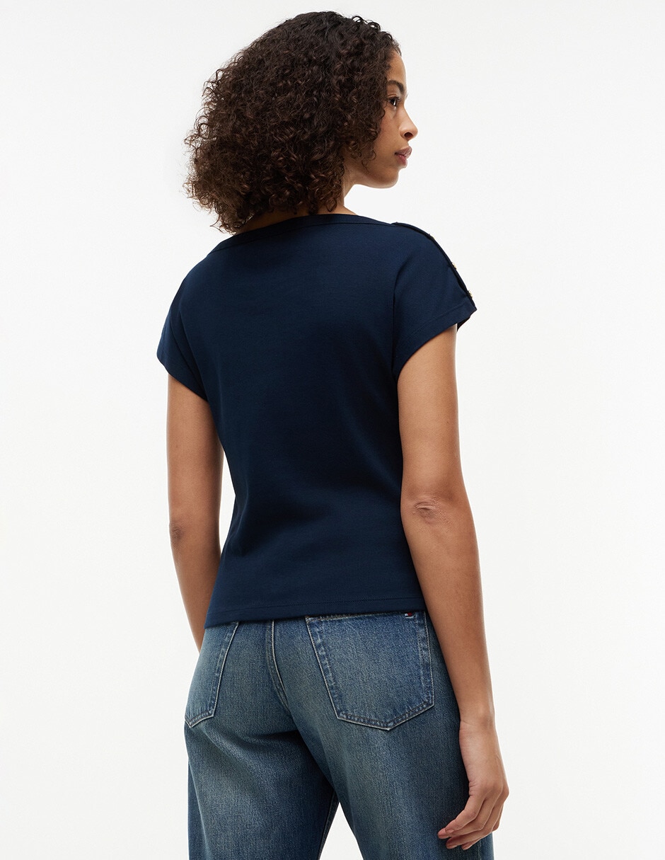 Playera manga corta Gold Button cuello redondo para mujer 2